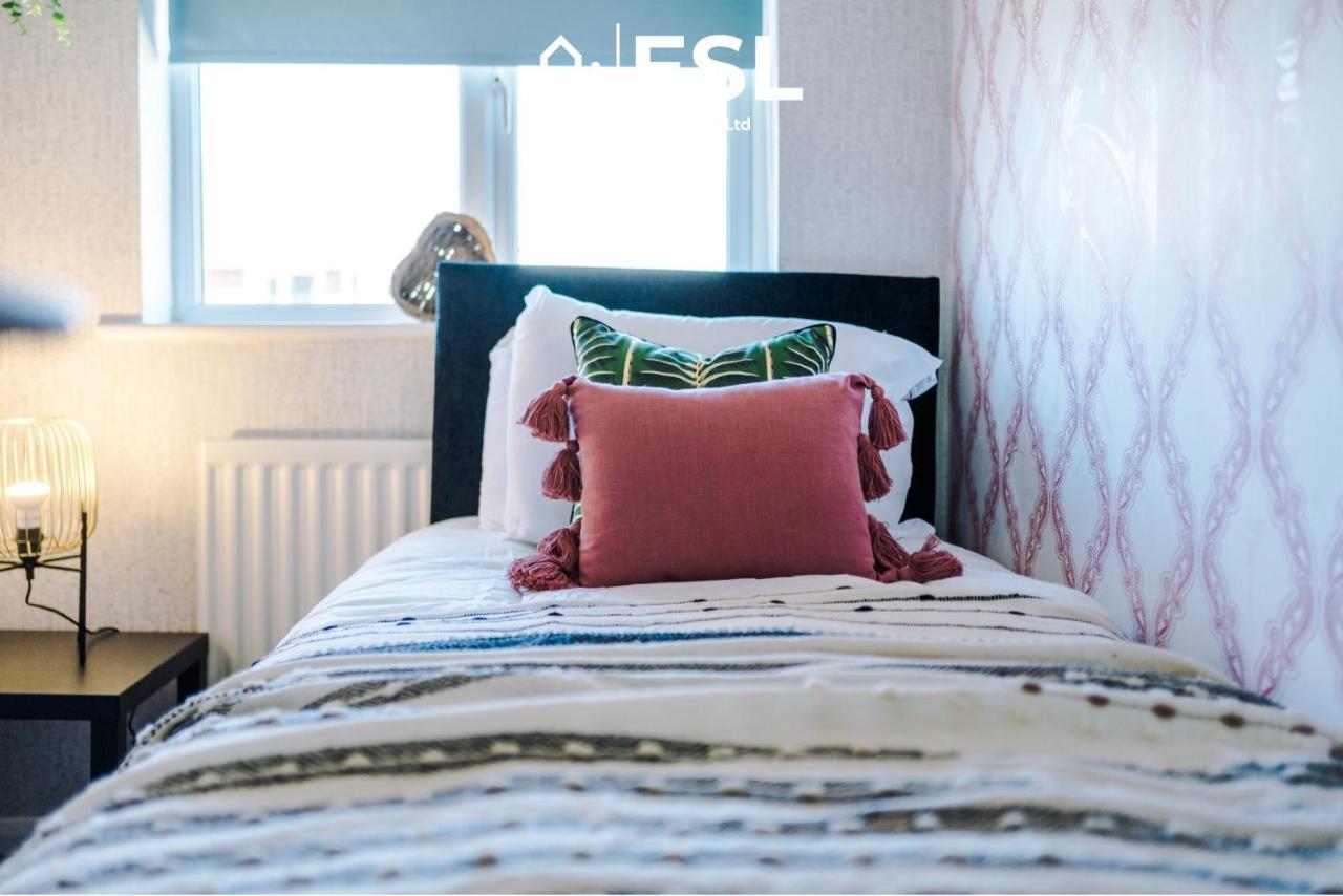3 Bedroom House With Garden And Driveway Parking - Less Than 10 Mins From Chester City Centre Экстерьер фото
